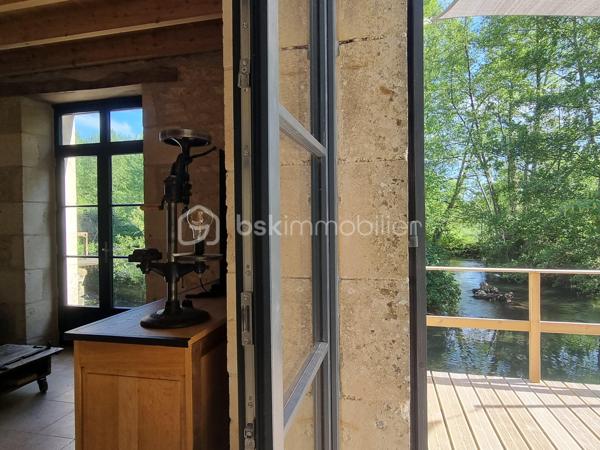 Nous vous proposons ce moulin rénové avec goût totalement isolé. 

Il se compose d'une première partie d'environ 90 m2, composée d'une grande pièce de vie avec cuisine, ouverte sur une terrasse surplombant la rivière. Les grandes ouvertures apportent un bain de lumière au rez-de-chaussée, tout en offrant un sentiment de dehors / dedans et une vue imprenable sur la rivière et le parc.
Il y a également un accès sur l'arrière de la propriété ainsi qu'un WC séparé. Dans la cuisine, une ouverture permet d'accéder au mécanisme du moulin (la roue ayant été supprimée).
A l'étage : une chambre, une salle d'eau avec wc, une mezzanine pouvant servir de deuxième chambre.
Cette première partie est entièrement chauffée par un poêle de masse.
La rénovation a été réalisée avec soin dans l'optique de respecter les éléments anciens du moulin. Les murs sont en chaux/chanvre, les sols sont en travertin au rez-de-chaussée  et en parquet à l'étage. Poutres et pierre subliment également cette espace de vie unique.

En prolongement du bâti, un second logement d'environ 45 m2, permettant d'accueillir famille ou amis, se compose d'une pièce de vie avec cuisine, une chambre, une salle d'eau, WC séparés.

Une autre partie de 165m² environ est composée d'une grande pièce au rez-de-chaussée et de trois pièces à l'étage. Des travaux de rénovation sont actuellement en cours sur cette partie et seront à finir par le futur propriétaire.

De nombreuses dépendances dont une grange de 280 m². Un appentis pouvant abriter un camping car.

Parc de deux hectares.
Idéal Gites.

Situé à 10 minutes de Saint-Maixent-l'Ecole (gare TGV Paris Montparnasse - La Rochelle), 5 minutes des commerces de proximité, école et collège.