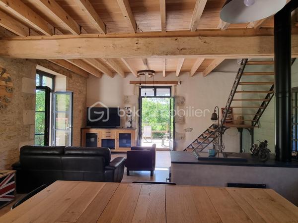 Nous vous proposons ce moulin rénové avec goût totalement isolé. 

Il se compose d'une première partie d'environ 90 m2, composée d'une grande pièce de vie avec cuisine, ouverte sur une terrasse surplombant la rivière. Les grandes ouvertures apportent un bain de lumière au rez-de-chaussée, tout en offrant un sentiment de dehors / dedans et une vue imprenable sur la rivière et le parc.
Il y a également un accès sur l'arrière de la propriété ainsi qu'un WC séparé. Dans la cuisine, une ouverture permet d'accéder au mécanisme du moulin (la roue ayant été supprimée).
A l'étage : une chambre, une salle d'eau avec wc, une mezzanine pouvant servir de deuxième chambre.
Cette première partie est entièrement chauffée par un poêle de masse.
La rénovation a été réalisée avec soin dans l'optique de respecter les éléments anciens du moulin. Les murs sont en chaux/chanvre, les sols sont en travertin au rez-de-chaussée  et en parquet à l'étage. Poutres et pierre subliment également cette espace de vie unique.

En prolongement du bâti, un second logement d'environ 45 m2, permettant d'accueillir famille ou amis, se compose d'une pièce de vie avec cuisine, une chambre, une salle d'eau, WC séparés.

Une autre partie de 165m² environ est composée d'une grande pièce au rez-de-chaussée et de trois pièces à l'étage. Des travaux de rénovation sont actuellement en cours sur cette partie et seront à finir par le futur propriétaire.

De nombreuses dépendances dont une grange de 280 m². Un appentis pouvant abriter un camping car.

Parc de deux hectares.
Idéal Gites.

Situé à 10 minutes de Saint-Maixent-l'Ecole (gare TGV Paris Montparnasse - La Rochelle), 5 minutes des commerces de proximité, école et collège.