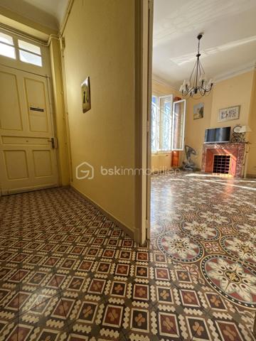 Vous aimez les carreaux de ciments années 30 mais êtes attentifs à la qualité d'un confort moderne ?
Pouvoir profiter d'un exterieur est impératif ? 
Vous appréciez de pouvoir partir à pieds le matin chercher votre pain et faire votre marché, en profitant d'une vie de quartier où tout le monde se connait et se retrouve chez les commerçants ?

Ne cherchez plus, Vous venez de trouver !

Cette coquette Maison de ville des années 30 se situe précisément au 33 Rue Planchon à Beziers, un secteur paisible depuis lequel vous serez en quinze minutes sur les allées Paul Riquet, et autour du quel toutes les commodités vous tendent les bras 6 jours sur 7

Entrez et admirer cette rénovation minutieusement réalisée dans les règles de l'art.
Les carreaux de ciment ont été préservés, tout comme le pommeau d'escaliers, la cheminée .....

En rez de chaussée, le large couloir dessert la pièce de vie ( 20m2) exposée EST dans laquelle trône une charmante cheminée d'origine en marbre rose , transformée en cave à vin personnelle, 

la cuisine séparée exposé OUEST (16m2) laquelle est entièrement équipée en éléctro ménager, 

et attenante au patio intimiste, pensé pour être investi d'avril à Octobre.
Une trappe astucieuse permet d'acceder à une cave propre et sèche, sans insectes, laquelle permet de stocker ce que bon vous semblera.

Toujours en rez de chaussée, vous trouverez les wc séparés

Empruntez l'escalier majestueux, ajouré de fenêstrons pour une Maison toujours plus baignée de lumière, et accédez à l'étage :

Une salle d'eau avec cabine douche, bidet et lavabo vous accueille devant le dégagement équipé de grands rangements.
Côté nuit, deux belles chambres ( 10,90m2) ainsi qu'une plus petite chambre dénommée " bureau" ( 8,90m2) vous attendent pour des nuits paisibles

Le bureau et une des chambres profitent d'un balcon filant exposé EST - Façade Impeccable !
Quant à l'autre chambre, elle donne directement sur le joli Patio intimiste 

TOITURE NEUVE rénovée entièrement par des professionnels ( 2024) facture dispo
Double vitrage partout

Le stationnement se fait sur la voie publique gratuitement, nous trouvons toujours de la place 
ou
Un abonnement au service de la ville est disponible pour se garer avenue Clémenceau à 2 minutes à pieds pour la modique somme de 25€/mois

Ligne de bus accessible à pieds à 3 minutes

Centres commerciaux et grands axes autoroutiers accessibles facilement également

Mon avis : Si vous cherchez une maison saine, ayant conservé tout son charme d'antan, mais avec en prime un confort moderne, cette maison de ville est faite pour vous.

Idéale pour un premier achat, ou une résidence secondaire

Une Exclusivité Carole QUAGGIOTTO pour BSK Immobilier