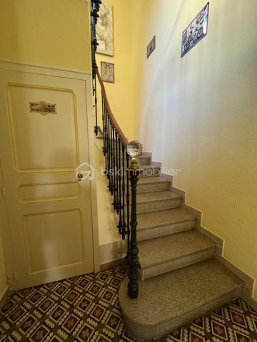 Vous aimez les carreaux de ciments années 30 mais êtes attentifs à la qualité d'un confort moderne ?
Pouvoir profiter d'un exterieur est impératif ? 
Vous appréciez de pouvoir partir à pieds le matin chercher votre pain et faire votre marché, en profitant d'une vie de quartier où tout le monde se connait et se retrouve chez les commerçants ?

Ne cherchez plus, Vous venez de trouver !

Cette coquette Maison de ville des années 30 se situe précisément au 33 Rue Planchon à Beziers, un secteur paisible depuis lequel vous serez en quinze minutes sur les allées Paul Riquet, et autour du quel toutes les commodités vous tendent les bras 6 jours sur 7

Entrez et admirer cette rénovation minutieusement réalisée dans les règles de l'art.
Les carreaux de ciment ont été préservés, tout comme le pommeau d'escaliers, la cheminée .....

En rez de chaussée, le large couloir dessert la pièce de vie ( 20m2) exposée EST dans laquelle trône une charmante cheminée d'origine en marbre rose , transformée en cave à vin personnelle, 

la cuisine séparée exposé OUEST (16m2) laquelle est entièrement équipée en éléctro ménager, 

et attenante au patio intimiste, pensé pour être investi d'avril à Octobre.
Une trappe astucieuse permet d'acceder à une cave propre et sèche, sans insectes, laquelle permet de stocker ce que bon vous semblera.

Toujours en rez de chaussée, vous trouverez les wc séparés

Empruntez l'escalier majestueux, ajouré de fenêstrons pour une Maison toujours plus baignée de lumière, et accédez à l'étage :

Une salle d'eau avec cabine douche, bidet et lavabo vous accueille devant le dégagement équipé de grands rangements.
Côté nuit, deux belles chambres ( 10,90m2) ainsi qu'une plus petite chambre dénommée " bureau" ( 8,90m2) vous attendent pour des nuits paisibles

Le bureau et une des chambres profitent d'un balcon filant exposé EST - Façade Impeccable !
Quant à l'autre chambre, elle donne directement sur le joli Patio intimiste 

TOITURE NEUVE rénovée entièrement par des professionnels ( 2024) facture dispo
Double vitrage partout

Le stationnement se fait sur la voie publique gratuitement, nous trouvons toujours de la place 
ou
Un abonnement au service de la ville est disponible pour se garer avenue Clémenceau à 2 minutes à pieds pour la modique somme de 25€/mois

Ligne de bus accessible à pieds à 3 minutes

Centres commerciaux et grands axes autoroutiers accessibles facilement également

Mon avis : Si vous cherchez une maison saine, ayant conservé tout son charme d'antan, mais avec en prime un confort moderne, cette maison de ville est faite pour vous.

Idéale pour un premier achat, ou une résidence secondaire

Une Exclusivité Carole QUAGGIOTTO pour BSK Immobilier