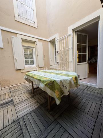 Vous aimez les carreaux de ciments années 30 mais êtes attentifs à la qualité d'un confort moderne ?
Pouvoir profiter d'un exterieur est impératif ? 
Vous appréciez de pouvoir partir à pieds le matin chercher votre pain et faire votre marché, en profitant d'une vie de quartier où tout le monde se connait et se retrouve chez les commerçants ?

Ne cherchez plus, Vous venez de trouver !

Cette coquette Maison de ville des années 30 se situe précisément au 33 Rue Planchon à Beziers, un secteur paisible depuis lequel vous serez en quinze minutes sur les allées Paul Riquet, et autour du quel toutes les commodités vous tendent les bras 6 jours sur 7

Entrez et admirer cette rénovation minutieusement réalisée dans les règles de l'art.
Les carreaux de ciment ont été préservés, tout comme le pommeau d'escaliers, la cheminée .....

En rez de chaussée, le large couloir dessert la pièce de vie ( 20m2) exposée EST dans laquelle trône une charmante cheminée d'origine en marbre rose , transformée en cave à vin personnelle, 

la cuisine séparée exposé OUEST (16m2) laquelle est entièrement équipée en éléctro ménager, 

et attenante au patio intimiste, pensé pour être investi d'avril à Octobre.
Une trappe astucieuse permet d'acceder à une cave propre et sèche, sans insectes, laquelle permet de stocker ce que bon vous semblera.

Toujours en rez de chaussée, vous trouverez les wc séparés

Empruntez l'escalier majestueux, ajouré de fenêstrons pour une Maison toujours plus baignée de lumière, et accédez à l'étage :

Une salle d'eau avec cabine douche, bidet et lavabo vous accueille devant le dégagement équipé de grands rangements.
Côté nuit, deux belles chambres ( 10,90m2) ainsi qu'une plus petite chambre dénommée " bureau" ( 8,90m2) vous attendent pour des nuits paisibles

Le bureau et une des chambres profitent d'un balcon filant exposé EST - Façade Impeccable !
Quant à l'autre chambre, elle donne directement sur le joli Patio intimiste 

TOITURE NEUVE rénovée entièrement par des professionnels ( 2024) facture dispo
Double vitrage partout

Le stationnement se fait sur la voie publique gratuitement, nous trouvons toujours de la place 
ou
Un abonnement au service de la ville est disponible pour se garer avenue Clémenceau à 2 minutes à pieds pour la modique somme de 25€/mois

Ligne de bus accessible à pieds à 3 minutes

Centres commerciaux et grands axes autoroutiers accessibles facilement également

Mon avis : Si vous cherchez une maison saine, ayant conservé tout son charme d'antan, mais avec en prime un confort moderne, cette maison de ville est faite pour vous.

Idéale pour un premier achat, ou une résidence secondaire

Une Exclusivité Carole QUAGGIOTTO pour BSK Immobilier