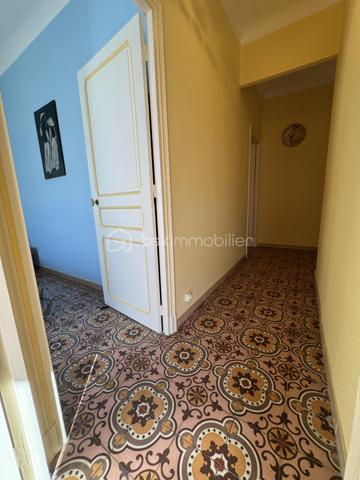 Vous aimez les carreaux de ciments années 30 mais êtes attentifs à la qualité d'un confort moderne ?
Pouvoir profiter d'un exterieur est impératif ? 
Vous appréciez de pouvoir partir à pieds le matin chercher votre pain et faire votre marché, en profitant d'une vie de quartier où tout le monde se connait et se retrouve chez les commerçants ?

Ne cherchez plus, Vous venez de trouver !

Cette coquette Maison de ville des années 30 se situe précisément au 33 Rue Planchon à Beziers, un secteur paisible depuis lequel vous serez en quinze minutes sur les allées Paul Riquet, et autour du quel toutes les commodités vous tendent les bras 6 jours sur 7

Entrez et admirer cette rénovation minutieusement réalisée dans les règles de l'art.
Les carreaux de ciment ont été préservés, tout comme le pommeau d'escaliers, la cheminée .....

En rez de chaussée, le large couloir dessert la pièce de vie ( 20m2) exposée EST dans laquelle trône une charmante cheminée d'origine en marbre rose , transformée en cave à vin personnelle, 

la cuisine séparée exposé OUEST (16m2) laquelle est entièrement équipée en éléctro ménager, 

et attenante au patio intimiste, pensé pour être investi d'avril à Octobre.
Une trappe astucieuse permet d'acceder à une cave propre et sèche, sans insectes, laquelle permet de stocker ce que bon vous semblera.

Toujours en rez de chaussée, vous trouverez les wc séparés

Empruntez l'escalier majestueux, ajouré de fenêstrons pour une Maison toujours plus baignée de lumière, et accédez à l'étage :

Une salle d'eau avec cabine douche, bidet et lavabo vous accueille devant le dégagement équipé de grands rangements.
Côté nuit, deux belles chambres ( 10,90m2) ainsi qu'une plus petite chambre dénommée " bureau" ( 8,90m2) vous attendent pour des nuits paisibles

Le bureau et une des chambres profitent d'un balcon filant exposé EST - Façade Impeccable !
Quant à l'autre chambre, elle donne directement sur le joli Patio intimiste 

TOITURE NEUVE rénovée entièrement par des professionnels ( 2024) facture dispo
Double vitrage partout

Le stationnement se fait sur la voie publique gratuitement, nous trouvons toujours de la place 
ou
Un abonnement au service de la ville est disponible pour se garer avenue Clémenceau à 2 minutes à pieds pour la modique somme de 25€/mois

Ligne de bus accessible à pieds à 3 minutes

Centres commerciaux et grands axes autoroutiers accessibles facilement également

Mon avis : Si vous cherchez une maison saine, ayant conservé tout son charme d'antan, mais avec en prime un confort moderne, cette maison de ville est faite pour vous.

Idéale pour un premier achat, ou une résidence secondaire

Une Exclusivité Carole QUAGGIOTTO pour BSK Immobilier