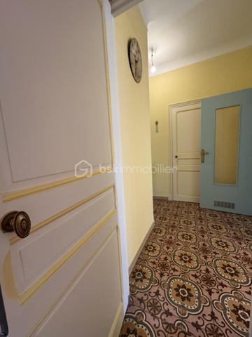 Vous aimez les carreaux de ciments années 30 mais êtes attentifs à la qualité d'un confort moderne ?
Pouvoir profiter d'un exterieur est impératif ? 
Vous appréciez de pouvoir partir à pieds le matin chercher votre pain et faire votre marché, en profitant d'une vie de quartier où tout le monde se connait et se retrouve chez les commerçants ?

Ne cherchez plus, Vous venez de trouver !

Cette coquette Maison de ville des années 30 se situe précisément au 33 Rue Planchon à Beziers, un secteur paisible depuis lequel vous serez en quinze minutes sur les allées Paul Riquet, et autour du quel toutes les commodités vous tendent les bras 6 jours sur 7

Entrez et admirer cette rénovation minutieusement réalisée dans les règles de l'art.
Les carreaux de ciment ont été préservés, tout comme le pommeau d'escaliers, la cheminée .....

En rez de chaussée, le large couloir dessert la pièce de vie ( 20m2) exposée EST dans laquelle trône une charmante cheminée d'origine en marbre rose , transformée en cave à vin personnelle, 

la cuisine séparée exposé OUEST (16m2) laquelle est entièrement équipée en éléctro ménager, 

et attenante au patio intimiste, pensé pour être investi d'avril à Octobre.
Une trappe astucieuse permet d'acceder à une cave propre et sèche, sans insectes, laquelle permet de stocker ce que bon vous semblera.

Toujours en rez de chaussée, vous trouverez les wc séparés

Empruntez l'escalier majestueux, ajouré de fenêstrons pour une Maison toujours plus baignée de lumière, et accédez à l'étage :

Une salle d'eau avec cabine douche, bidet et lavabo vous accueille devant le dégagement équipé de grands rangements.
Côté nuit, deux belles chambres ( 10,90m2) ainsi qu'une plus petite chambre dénommée " bureau" ( 8,90m2) vous attendent pour des nuits paisibles

Le bureau et une des chambres profitent d'un balcon filant exposé EST - Façade Impeccable !
Quant à l'autre chambre, elle donne directement sur le joli Patio intimiste 

TOITURE NEUVE rénovée entièrement par des professionnels ( 2024) facture dispo
Double vitrage partout

Le stationnement se fait sur la voie publique gratuitement, nous trouvons toujours de la place 
ou
Un abonnement au service de la ville est disponible pour se garer avenue Clémenceau à 2 minutes à pieds pour la modique somme de 25€/mois

Ligne de bus accessible à pieds à 3 minutes

Centres commerciaux et grands axes autoroutiers accessibles facilement également

Mon avis : Si vous cherchez une maison saine, ayant conservé tout son charme d'antan, mais avec en prime un confort moderne, cette maison de ville est faite pour vous.

Idéale pour un premier achat, ou une résidence secondaire

Une Exclusivité Carole QUAGGIOTTO pour BSK Immobilier