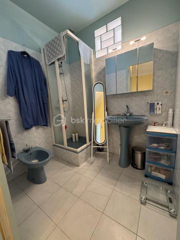 Vous aimez les carreaux de ciments années 30 mais êtes attentifs à la qualité d'un confort moderne ?
Pouvoir profiter d'un exterieur est impératif ? 
Vous appréciez de pouvoir partir à pieds le matin chercher votre pain et faire votre marché, en profitant d'une vie de quartier où tout le monde se connait et se retrouve chez les commerçants ?

Ne cherchez plus, Vous venez de trouver !

Cette coquette Maison de ville des années 30 se situe précisément au 33 Rue Planchon à Beziers, un secteur paisible depuis lequel vous serez en quinze minutes sur les allées Paul Riquet, et autour du quel toutes les commodités vous tendent les bras 6 jours sur 7

Entrez et admirer cette rénovation minutieusement réalisée dans les règles de l'art.
Les carreaux de ciment ont été préservés, tout comme le pommeau d'escaliers, la cheminée .....

En rez de chaussée, le large couloir dessert la pièce de vie ( 20m2) exposée EST dans laquelle trône une charmante cheminée d'origine en marbre rose , transformée en cave à vin personnelle, 

la cuisine séparée exposé OUEST (16m2) laquelle est entièrement équipée en éléctro ménager, 

et attenante au patio intimiste, pensé pour être investi d'avril à Octobre.
Une trappe astucieuse permet d'acceder à une cave propre et sèche, sans insectes, laquelle permet de stocker ce que bon vous semblera.

Toujours en rez de chaussée, vous trouverez les wc séparés

Empruntez l'escalier majestueux, ajouré de fenêstrons pour une Maison toujours plus baignée de lumière, et accédez à l'étage :

Une salle d'eau avec cabine douche, bidet et lavabo vous accueille devant le dégagement équipé de grands rangements.
Côté nuit, deux belles chambres ( 10,90m2) ainsi qu'une plus petite chambre dénommée " bureau" ( 8,90m2) vous attendent pour des nuits paisibles

Le bureau et une des chambres profitent d'un balcon filant exposé EST - Façade Impeccable !
Quant à l'autre chambre, elle donne directement sur le joli Patio intimiste 

TOITURE NEUVE rénovée entièrement par des professionnels ( 2024) facture dispo
Double vitrage partout

Le stationnement se fait sur la voie publique gratuitement, nous trouvons toujours de la place 
ou
Un abonnement au service de la ville est disponible pour se garer avenue Clémenceau à 2 minutes à pieds pour la modique somme de 25€/mois

Ligne de bus accessible à pieds à 3 minutes

Centres commerciaux et grands axes autoroutiers accessibles facilement également

Mon avis : Si vous cherchez une maison saine, ayant conservé tout son charme d'antan, mais avec en prime un confort moderne, cette maison de ville est faite pour vous.

Idéale pour un premier achat, ou une résidence secondaire

Une Exclusivité Carole QUAGGIOTTO pour BSK Immobilier