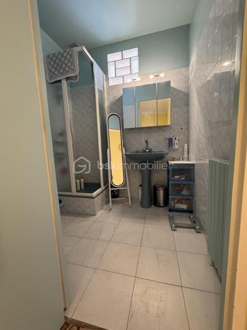Vous aimez les carreaux de ciments années 30 mais êtes attentifs à la qualité d'un confort moderne ?
Pouvoir profiter d'un exterieur est impératif ? 
Vous appréciez de pouvoir partir à pieds le matin chercher votre pain et faire votre marché, en profitant d'une vie de quartier où tout le monde se connait et se retrouve chez les commerçants ?

Ne cherchez plus, Vous venez de trouver !

Cette coquette Maison de ville des années 30 se situe précisément au 33 Rue Planchon à Beziers, un secteur paisible depuis lequel vous serez en quinze minutes sur les allées Paul Riquet, et autour du quel toutes les commodités vous tendent les bras 6 jours sur 7

Entrez et admirer cette rénovation minutieusement réalisée dans les règles de l'art.
Les carreaux de ciment ont été préservés, tout comme le pommeau d'escaliers, la cheminée .....

En rez de chaussée, le large couloir dessert la pièce de vie ( 20m2) exposée EST dans laquelle trône une charmante cheminée d'origine en marbre rose , transformée en cave à vin personnelle, 

la cuisine séparée exposé OUEST (16m2) laquelle est entièrement équipée en éléctro ménager, 

et attenante au patio intimiste, pensé pour être investi d'avril à Octobre.
Une trappe astucieuse permet d'acceder à une cave propre et sèche, sans insectes, laquelle permet de stocker ce que bon vous semblera.

Toujours en rez de chaussée, vous trouverez les wc séparés

Empruntez l'escalier majestueux, ajouré de fenêstrons pour une Maison toujours plus baignée de lumière, et accédez à l'étage :

Une salle d'eau avec cabine douche, bidet et lavabo vous accueille devant le dégagement équipé de grands rangements.
Côté nuit, deux belles chambres ( 10,90m2) ainsi qu'une plus petite chambre dénommée " bureau" ( 8,90m2) vous attendent pour des nuits paisibles

Le bureau et une des chambres profitent d'un balcon filant exposé EST - Façade Impeccable !
Quant à l'autre chambre, elle donne directement sur le joli Patio intimiste 

TOITURE NEUVE rénovée entièrement par des professionnels ( 2024) facture dispo
Double vitrage partout

Le stationnement se fait sur la voie publique gratuitement, nous trouvons toujours de la place 
ou
Un abonnement au service de la ville est disponible pour se garer avenue Clémenceau à 2 minutes à pieds pour la modique somme de 25€/mois

Ligne de bus accessible à pieds à 3 minutes

Centres commerciaux et grands axes autoroutiers accessibles facilement également

Mon avis : Si vous cherchez une maison saine, ayant conservé tout son charme d'antan, mais avec en prime un confort moderne, cette maison de ville est faite pour vous.

Idéale pour un premier achat, ou une résidence secondaire

Une Exclusivité Carole QUAGGIOTTO pour BSK Immobilier