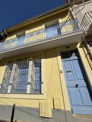 Vous aimez les carreaux de ciments années 30 mais êtes attentifs à la qualité d'un confort moderne ?
Pouvoir profiter d'un exterieur est impératif ? 
Vous appréciez de pouvoir partir à pieds le matin chercher votre pain et faire votre marché, en profitant d'une vie de quartier où tout le monde se connait et se retrouve chez les commerçants ?

Ne cherchez plus, Vous venez de trouver !

Cette coquette Maison de ville des années 30 se situe précisément au 33 Rue Planchon à Beziers, un secteur paisible depuis lequel vous serez en quinze minutes sur les allées Paul Riquet, et autour du quel toutes les commodités vous tendent les bras 6 jours sur 7

Entrez et admirer cette rénovation minutieusement réalisée dans les règles de l'art.
Les carreaux de ciment ont été préservés, tout comme le pommeau d'escaliers, la cheminée .....

En rez de chaussée, le large couloir dessert la pièce de vie ( 20m2) exposée EST dans laquelle trône une charmante cheminée d'origine en marbre rose , transformée en cave à vin personnelle, 

la cuisine séparée exposé OUEST (16m2) laquelle est entièrement équipée en éléctro ménager, 

et attenante au patio intimiste, pensé pour être investi d'avril à Octobre.
Une trappe astucieuse permet d'acceder à une cave propre et sèche, sans insectes, laquelle permet de stocker ce que bon vous semblera.

Toujours en rez de chaussée, vous trouverez les wc séparés

Empruntez l'escalier majestueux, ajouré de fenêstrons pour une Maison toujours plus baignée de lumière, et accédez à l'étage :

Une salle d'eau avec cabine douche, bidet et lavabo vous accueille devant le dégagement équipé de grands rangements.
Côté nuit, deux belles chambres ( 10,90m2) ainsi qu'une plus petite chambre dénommée " bureau" ( 8,90m2) vous attendent pour des nuits paisibles

Le bureau et une des chambres profitent d'un balcon filant exposé EST - Façade Impeccable !
Quant à l'autre chambre, elle donne directement sur le joli Patio intimiste 

TOITURE NEUVE rénovée entièrement par des professionnels ( 2024) facture dispo
Double vitrage partout

Le stationnement se fait sur la voie publique gratuitement, nous trouvons toujours de la place 
ou
Un abonnement au service de la ville est disponible pour se garer avenue Clémenceau à 2 minutes à pieds pour la modique somme de 25€/mois

Ligne de bus accessible à pieds à 3 minutes

Centres commerciaux et grands axes autoroutiers accessibles facilement également

Mon avis : Si vous cherchez une maison saine, ayant conservé tout son charme d'antan, mais avec en prime un confort moderne, cette maison de ville est faite pour vous.

Idéale pour un premier achat, ou une résidence secondaire

Une Exclusivité Carole QUAGGIOTTO pour BSK Immobilier