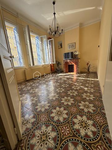 Vous aimez les carreaux de ciments années 30 mais êtes attentifs à la qualité d'un confort moderne ?
Pouvoir profiter d'un exterieur est impératif ? 
Vous appréciez de pouvoir partir à pieds le matin chercher votre pain et faire votre marché, en profitant d'une vie de quartier où tout le monde se connait et se retrouve chez les commerçants ?

Ne cherchez plus, Vous venez de trouver !

Cette coquette Maison de ville des années 30 se situe précisément au 33 Rue Planchon à Beziers, un secteur paisible depuis lequel vous serez en quinze minutes sur les allées Paul Riquet, et autour du quel toutes les commodités vous tendent les bras 6 jours sur 7

Entrez et admirer cette rénovation minutieusement réalisée dans les règles de l'art.
Les carreaux de ciment ont été préservés, tout comme le pommeau d'escaliers, la cheminée .....

En rez de chaussée, le large couloir dessert la pièce de vie ( 20m2) exposée EST dans laquelle trône une charmante cheminée d'origine en marbre rose , transformée en cave à vin personnelle, 

la cuisine séparée exposé OUEST (16m2) laquelle est entièrement équipée en éléctro ménager, 

et attenante au patio intimiste, pensé pour être investi d'avril à Octobre.
Une trappe astucieuse permet d'acceder à une cave propre et sèche, sans insectes, laquelle permet de stocker ce que bon vous semblera.

Toujours en rez de chaussée, vous trouverez les wc séparés

Empruntez l'escalier majestueux, ajouré de fenêstrons pour une Maison toujours plus baignée de lumière, et accédez à l'étage :

Une salle d'eau avec cabine douche, bidet et lavabo vous accueille devant le dégagement équipé de grands rangements.
Côté nuit, deux belles chambres ( 10,90m2) ainsi qu'une plus petite chambre dénommée " bureau" ( 8,90m2) vous attendent pour des nuits paisibles

Le bureau et une des chambres profitent d'un balcon filant exposé EST - Façade Impeccable !
Quant à l'autre chambre, elle donne directement sur le joli Patio intimiste 

TOITURE NEUVE rénovée entièrement par des professionnels ( 2024) facture dispo
Double vitrage partout

Le stationnement se fait sur la voie publique gratuitement, nous trouvons toujours de la place 
ou
Un abonnement au service de la ville est disponible pour se garer avenue Clémenceau à 2 minutes à pieds pour la modique somme de 25€/mois

Ligne de bus accessible à pieds à 3 minutes

Centres commerciaux et grands axes autoroutiers accessibles facilement également

Mon avis : Si vous cherchez une maison saine, ayant conservé tout son charme d'antan, mais avec en prime un confort moderne, cette maison de ville est faite pour vous.

Idéale pour un premier achat, ou une résidence secondaire

Une Exclusivité Carole QUAGGIOTTO pour BSK Immobilier