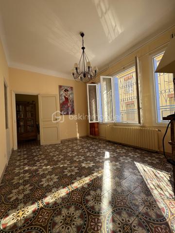 Vous aimez les carreaux de ciments années 30 mais êtes attentifs à la qualité d'un confort moderne ?
Pouvoir profiter d'un exterieur est impératif ? 
Vous appréciez de pouvoir partir à pieds le matin chercher votre pain et faire votre marché, en profitant d'une vie de quartier où tout le monde se connait et se retrouve chez les commerçants ?

Ne cherchez plus, Vous venez de trouver !

Cette coquette Maison de ville des années 30 se situe précisément au 33 Rue Planchon à Beziers, un secteur paisible depuis lequel vous serez en quinze minutes sur les allées Paul Riquet, et autour du quel toutes les commodités vous tendent les bras 6 jours sur 7

Entrez et admirer cette rénovation minutieusement réalisée dans les règles de l'art.
Les carreaux de ciment ont été préservés, tout comme le pommeau d'escaliers, la cheminée .....

En rez de chaussée, le large couloir dessert la pièce de vie ( 20m2) exposée EST dans laquelle trône une charmante cheminée d'origine en marbre rose , transformée en cave à vin personnelle, 

la cuisine séparée exposé OUEST (16m2) laquelle est entièrement équipée en éléctro ménager, 

et attenante au patio intimiste, pensé pour être investi d'avril à Octobre.
Une trappe astucieuse permet d'acceder à une cave propre et sèche, sans insectes, laquelle permet de stocker ce que bon vous semblera.

Toujours en rez de chaussée, vous trouverez les wc séparés

Empruntez l'escalier majestueux, ajouré de fenêstrons pour une Maison toujours plus baignée de lumière, et accédez à l'étage :

Une salle d'eau avec cabine douche, bidet et lavabo vous accueille devant le dégagement équipé de grands rangements.
Côté nuit, deux belles chambres ( 10,90m2) ainsi qu'une plus petite chambre dénommée " bureau" ( 8,90m2) vous attendent pour des nuits paisibles

Le bureau et une des chambres profitent d'un balcon filant exposé EST - Façade Impeccable !
Quant à l'autre chambre, elle donne directement sur le joli Patio intimiste 

TOITURE NEUVE rénovée entièrement par des professionnels ( 2024) facture dispo
Double vitrage partout

Le stationnement se fait sur la voie publique gratuitement, nous trouvons toujours de la place 
ou
Un abonnement au service de la ville est disponible pour se garer avenue Clémenceau à 2 minutes à pieds pour la modique somme de 25€/mois

Ligne de bus accessible à pieds à 3 minutes

Centres commerciaux et grands axes autoroutiers accessibles facilement également

Mon avis : Si vous cherchez une maison saine, ayant conservé tout son charme d'antan, mais avec en prime un confort moderne, cette maison de ville est faite pour vous.

Idéale pour un premier achat, ou une résidence secondaire

Une Exclusivité Carole QUAGGIOTTO pour BSK Immobilier