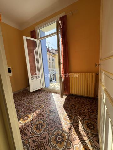 Vous aimez les carreaux de ciments années 30 mais êtes attentifs à la qualité d'un confort moderne ?
Pouvoir profiter d'un exterieur est impératif ? 
Vous appréciez de pouvoir partir à pieds le matin chercher votre pain et faire votre marché, en profitant d'une vie de quartier où tout le monde se connait et se retrouve chez les commerçants ?

Ne cherchez plus, Vous venez de trouver !

Cette coquette Maison de ville des années 30 se situe précisément au 33 Rue Planchon à Beziers, un secteur paisible depuis lequel vous serez en quinze minutes sur les allées Paul Riquet, et autour du quel toutes les commodités vous tendent les bras 6 jours sur 7

Entrez et admirer cette rénovation minutieusement réalisée dans les règles de l'art.
Les carreaux de ciment ont été préservés, tout comme le pommeau d'escaliers, la cheminée .....

En rez de chaussée, le large couloir dessert la pièce de vie ( 20m2) exposée EST dans laquelle trône une charmante cheminée d'origine en marbre rose , transformée en cave à vin personnelle, 

la cuisine séparée exposé OUEST (16m2) laquelle est entièrement équipée en éléctro ménager, 

et attenante au patio intimiste, pensé pour être investi d'avril à Octobre.
Une trappe astucieuse permet d'acceder à une cave propre et sèche, sans insectes, laquelle permet de stocker ce que bon vous semblera.

Toujours en rez de chaussée, vous trouverez les wc séparés

Empruntez l'escalier majestueux, ajouré de fenêstrons pour une Maison toujours plus baignée de lumière, et accédez à l'étage :

Une salle d'eau avec cabine douche, bidet et lavabo vous accueille devant le dégagement équipé de grands rangements.
Côté nuit, deux belles chambres ( 10,90m2) ainsi qu'une plus petite chambre dénommée " bureau" ( 8,90m2) vous attendent pour des nuits paisibles

Le bureau et une des chambres profitent d'un balcon filant exposé EST - Façade Impeccable !
Quant à l'autre chambre, elle donne directement sur le joli Patio intimiste 

TOITURE NEUVE rénovée entièrement par des professionnels ( 2024) facture dispo
Double vitrage partout

Le stationnement se fait sur la voie publique gratuitement, nous trouvons toujours de la place 
ou
Un abonnement au service de la ville est disponible pour se garer avenue Clémenceau à 2 minutes à pieds pour la modique somme de 25€/mois

Ligne de bus accessible à pieds à 3 minutes

Centres commerciaux et grands axes autoroutiers accessibles facilement également

Mon avis : Si vous cherchez une maison saine, ayant conservé tout son charme d'antan, mais avec en prime un confort moderne, cette maison de ville est faite pour vous.

Idéale pour un premier achat, ou une résidence secondaire

Une Exclusivité Carole QUAGGIOTTO pour BSK Immobilier
