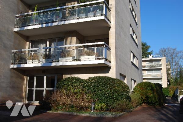 GARCHES  - Vaste appt T5, 116 m2, 200 m de la gare, balcon sud, cave, parking, proximité commerces