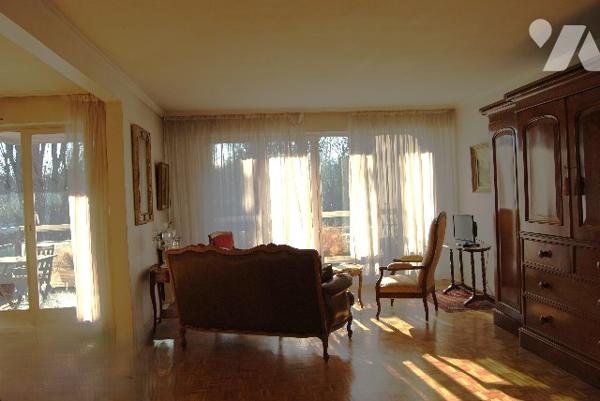 GARCHES  - Vaste appt T5, 116 m2, 200 m de la gare, balcon sud, cave, parking, proximité commerces
