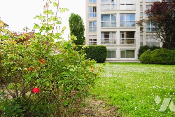 GARCHES  - Vaste appt T5, 116 m2, 200 m de la gare, balcon sud, cave, parking, proximité commerces