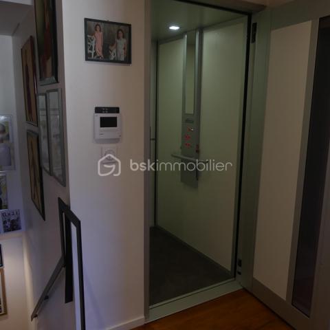 BSK vous propose en exclusivité un ensemble immobilier comprenant
- un grand appartement de 120 m2 (neuf)
- un appartement de 77 m2 (neuf)
- un appartement de 86 m2 (neuf)
- une grande salle de 130 m2 
- un caveau
- une terrasse

Différentes possibilités s'offrent à vous pour ce bien :

- bien personnel avec exploitation de 2 gites déjà en place plus possibilité d'en faire encore 2 autres
- maison bi famille, voire tri famille
- conviendrai parfaitement à une entreprise souhaitant installer ses bureaux avec logement au dessus
- investisseur souhaitant exploiter tous les étages (3) pour de la location
- restaurant
- boulangerie salon de thé
- autre boutique
- cabinet médical

Tout est possible des projets ont déjà été étudiés.
Photos et détails sur demande
Pour avoir plus de renseignements contactez moi au 06.21.07.20.36 Dominique
Très bel investissement à quelques minutes  du centre de Munster