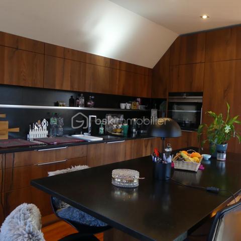 BSK vous propose en exclusivité un ensemble immobilier comprenant
- un grand appartement de 120 m2 (neuf)
- un appartement de 77 m2 (neuf)
- un appartement de 86 m2 (neuf)
- une grande salle de 130 m2 
- un caveau
- une terrasse

Différentes possibilités s'offrent à vous pour ce bien :

- bien personnel avec exploitation de 2 gites déjà en place plus possibilité d'en faire encore 2 autres
- maison bi famille, voire tri famille
- conviendrai parfaitement à une entreprise souhaitant installer ses bureaux avec logement au dessus
- investisseur souhaitant exploiter tous les étages (3) pour de la location
- restaurant
- boulangerie salon de thé
- autre boutique
- cabinet médical

Tout est possible des projets ont déjà été étudiés.
Photos et détails sur demande
Pour avoir plus de renseignements contactez moi au 06.21.07.20.36 Dominique
Très bel investissement à quelques minutes  du centre de Munster