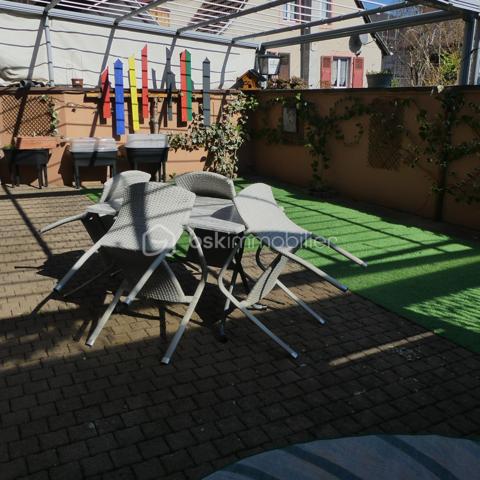 BSK vous propose en exclusivité un ensemble immobilier comprenant
- un grand appartement de 120 m2 (neuf)
- un appartement de 77 m2 (neuf)
- un appartement de 86 m2 (neuf)
- une grande salle de 130 m2 
- un caveau
- une terrasse

Différentes possibilités s'offrent à vous pour ce bien :

- bien personnel avec exploitation de 2 gites déjà en place plus possibilité d'en faire encore 2 autres
- maison bi famille, voire tri famille
- conviendrai parfaitement à une entreprise souhaitant installer ses bureaux avec logement au dessus
- investisseur souhaitant exploiter tous les étages (3) pour de la location
- restaurant
- boulangerie salon de thé
- autre boutique
- cabinet médical

Tout est possible des projets ont déjà été étudiés.
Photos et détails sur demande
Pour avoir plus de renseignements contactez moi au 06.21.07.20.36 Dominique
Très bel investissement à quelques minutes  du centre de Munster