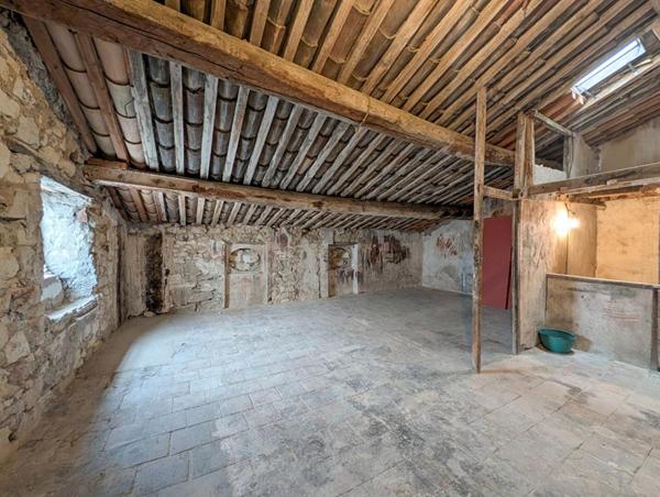 Maison de village avec garage 3 voitures, dépendances, caves et vastes terrasses