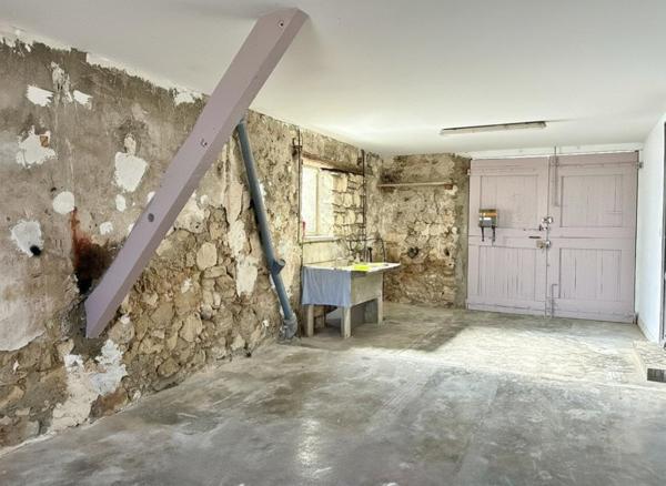 Maison de village avec garage 3 voitures, dépendances, caves et vastes terrasses