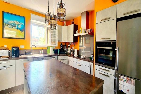 Villa 5 pièces de 128 m2 avec piscine et garage - Brignoles