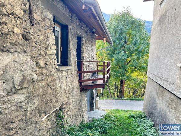 Maison en pierre de 100m² avec 4 chambres, un atelier et terrain