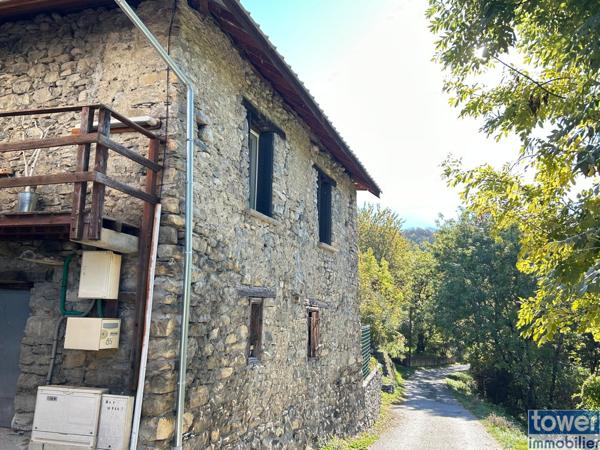 Maison en pierre de 100m² avec 4 chambres, un atelier et terrain