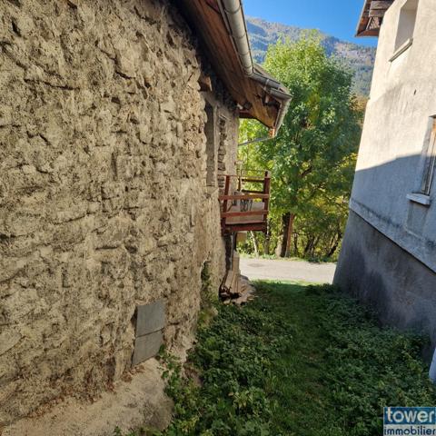 Maison en pierre de 100m² avec 4 chambres, un atelier et terrain