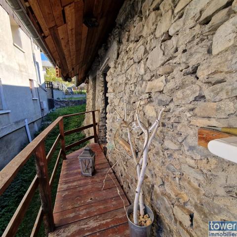 Maison en pierre de 100m² avec 4 chambres, un atelier et terrain