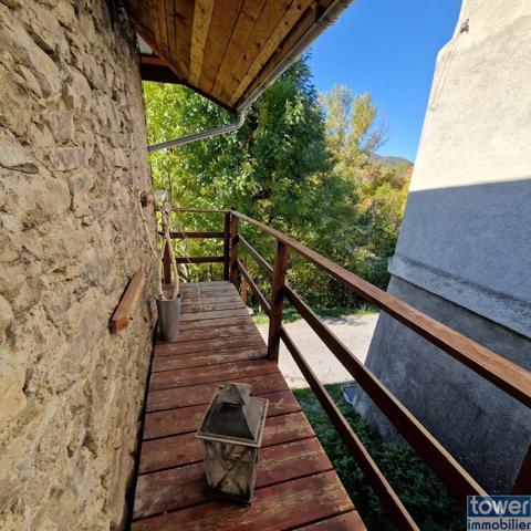 Maison en pierre de 100m² avec 4 chambres, un atelier et terrain