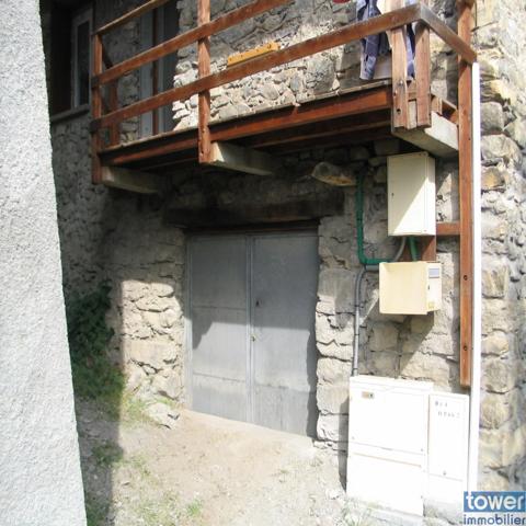 Maison en pierre de 100m² avec 4 chambres, un atelier et terrain