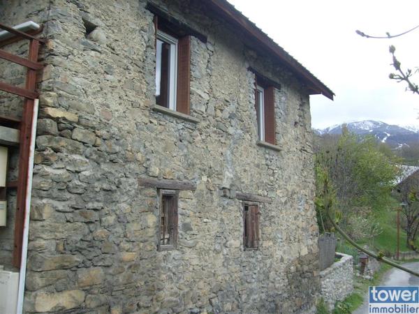 Maison en pierre de 100m² avec 4 chambres, un atelier et terrain