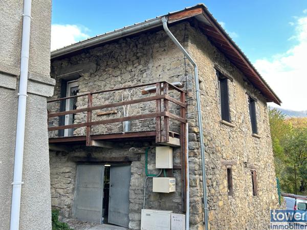 Maison en pierre de 100m² avec 4 chambres, un atelier et terrain