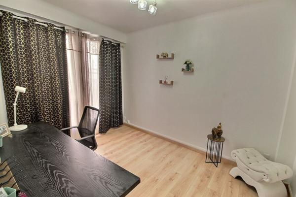 A louer Local de 56.70 m² d'activité libéral ou commercial avec vitrine linéaire de 6 m