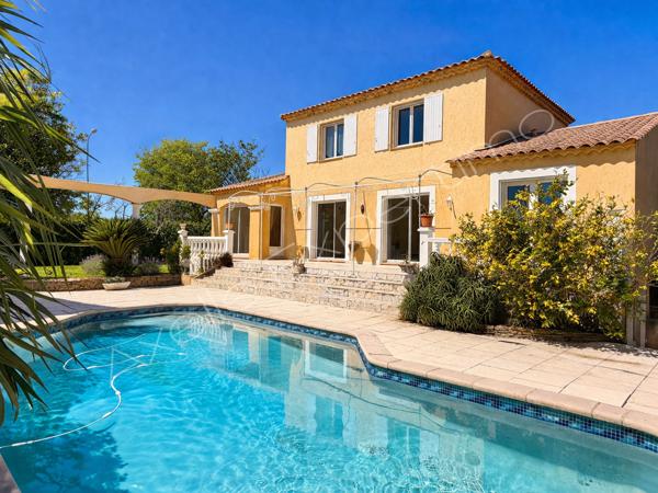 Saint-Cyr-sur-Mer (83270) Villa a vendre - T7 de 167m2 - terrain de 838m2 - Piscine - Saint-Cyr-sur-mer (83270)