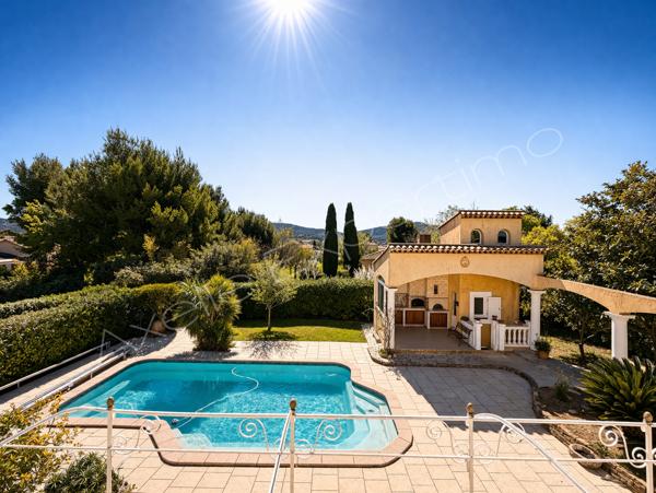 Saint-Cyr-sur-Mer (83270) Villa a vendre - T7 de 167m2 - terrain de 838m2 - Piscine - Saint-Cyr-sur-mer (83270)