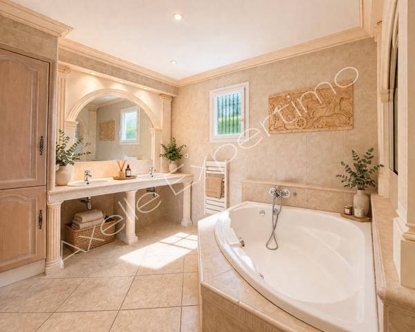 Saint-Cyr-sur-Mer (83270) Villa a vendre - T7 de 167m2 - terrain de 838m2 - Piscine - Saint-Cyr-sur-mer (83270)