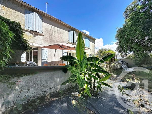 Maison à vendre  5 pièces - 144,18 m 2   STE SOULLE  - 17