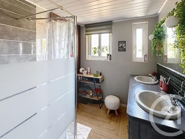 Maison à vendre  5 pièces - 144,18 m 2   STE SOULLE  - 17