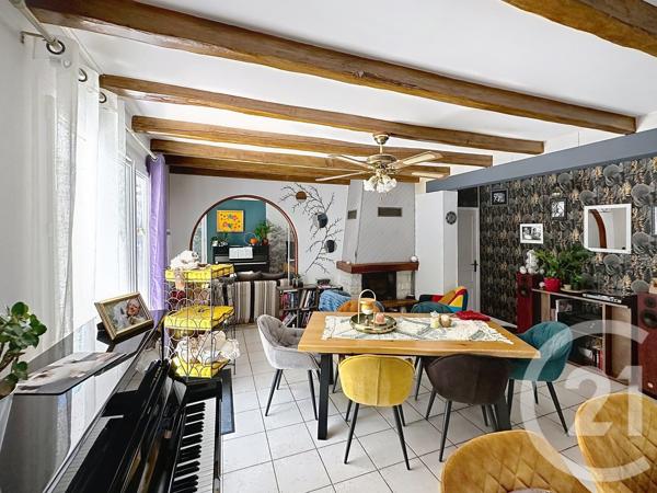 Maison à vendre  5 pièces - 144,18 m 2   STE SOULLE  - 17