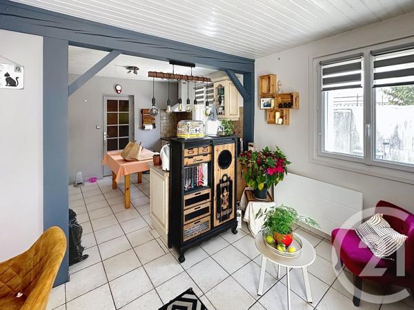 Maison à vendre  5 pièces - 144,18 m 2   STE SOULLE  - 17