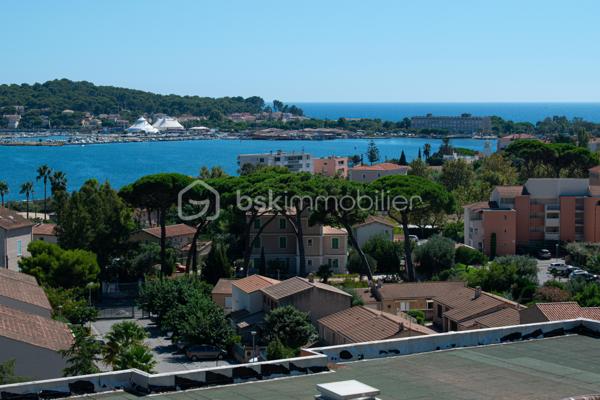 Idéalement situé sur les hauteurs de Tamaris, dans un environnement calme et recherché, à proximité du Fort Napoléon, des commodités et à seulement 5 minutes de la plage de Tamaris, découvrez ce bel appartement entièrement rénové avec goût.

Situé au 1er étage d’une copropriété bien entretenue, calme et sécurisée, il offre un cadre de vie particulièrement agréable à proximité de la mer.

L’appartement se compose d’une entrée, d’un beau séjour avec cuisine ouverte, formant un espace de vie lumineux et convivial et donnant accès à une agréable terrasse avec vue mer.

Il dispose également d’une chambre avec placard intégré et d’une salle d’eau avec placard de rangement.

Entièrement rénové avec soin, cet appartement est clé en main et ne nécessite aucun travaux.

Un bien idéal pour profiter pleinement du cadre de vie de Tamaris, que ce soit en résidence principale, pied-à-terre ou investissement.

Les + : rénovation complète, terrasse avec vue mer, environnement calme, copropriété sécurisée, proximité du Fort Napoléon, des commodités et de la plage.

À découvrir sans tarder !
