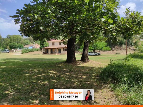 Villa de 136m2 avec 3 chambres, un bureau, et sa plage privée pour les amoureux de la nature.