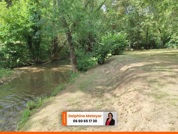 Villa de 136m2 avec 3 chambres, un bureau, et sa plage privée pour les amoureux de la nature.