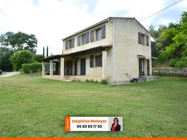 Villa de 136m2 avec 3 chambres, un bureau, et sa plage privée pour les amoureux de la nature.