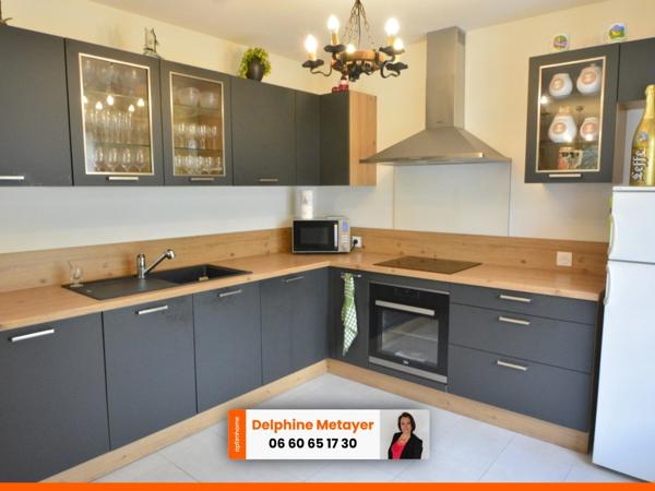 Villa de 136m2 avec 3 chambres, un bureau, et sa plage privée pour les amoureux de la nature.