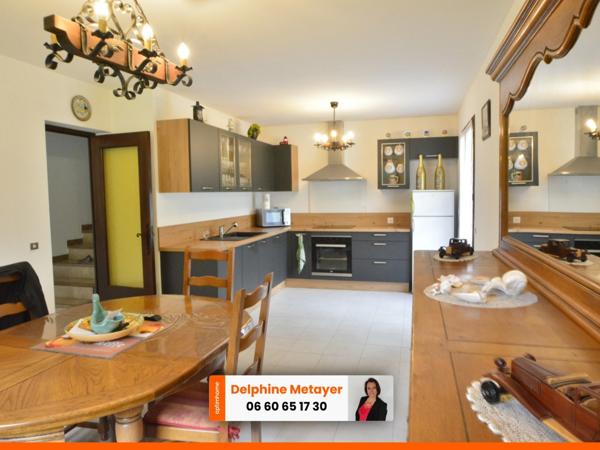 Villa de 136m2 avec 3 chambres, un bureau, et sa plage privée pour les amoureux de la nature.