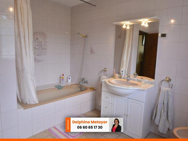 Villa de 136m2 avec 3 chambres, un bureau, et sa plage privée pour les amoureux de la nature.