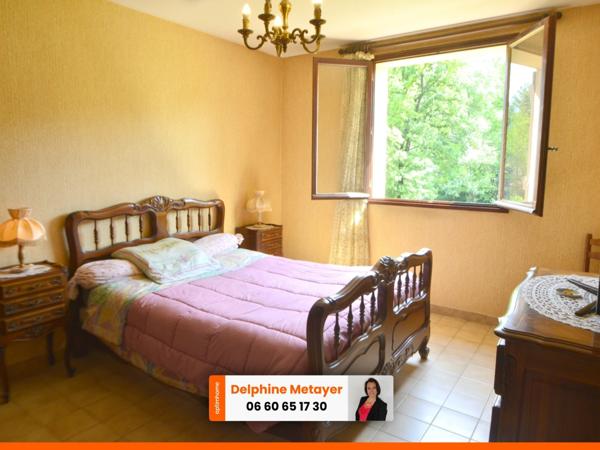 Villa de 136m2 avec 3 chambres, un bureau, et sa plage privée pour les amoureux de la nature.