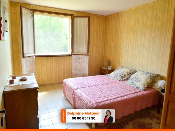 Villa de 136m2 avec 3 chambres, un bureau, et sa plage privée pour les amoureux de la nature.