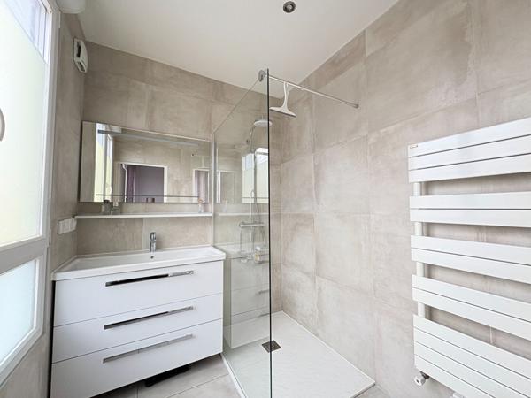 Maison familiale avec terrasse exposée sud-ouest à Verrières-le-Buisson, DPE D, Parfait état, 4 chambres.