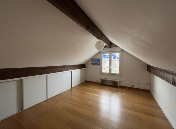 Maison familiale avec terrasse exposée sud-ouest à Verrières-le-Buisson, DPE D, Parfait état, 4 chambres.