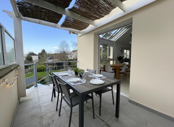 Maison familiale avec terrasse exposée sud-ouest à Verrières-le-Buisson, DPE D, Parfait état, 4 chambres.